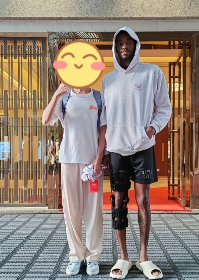 开云体育-因伤赛季报销！球迷晒与萨姆纳的合照 后者的膝盖上还绑着护具